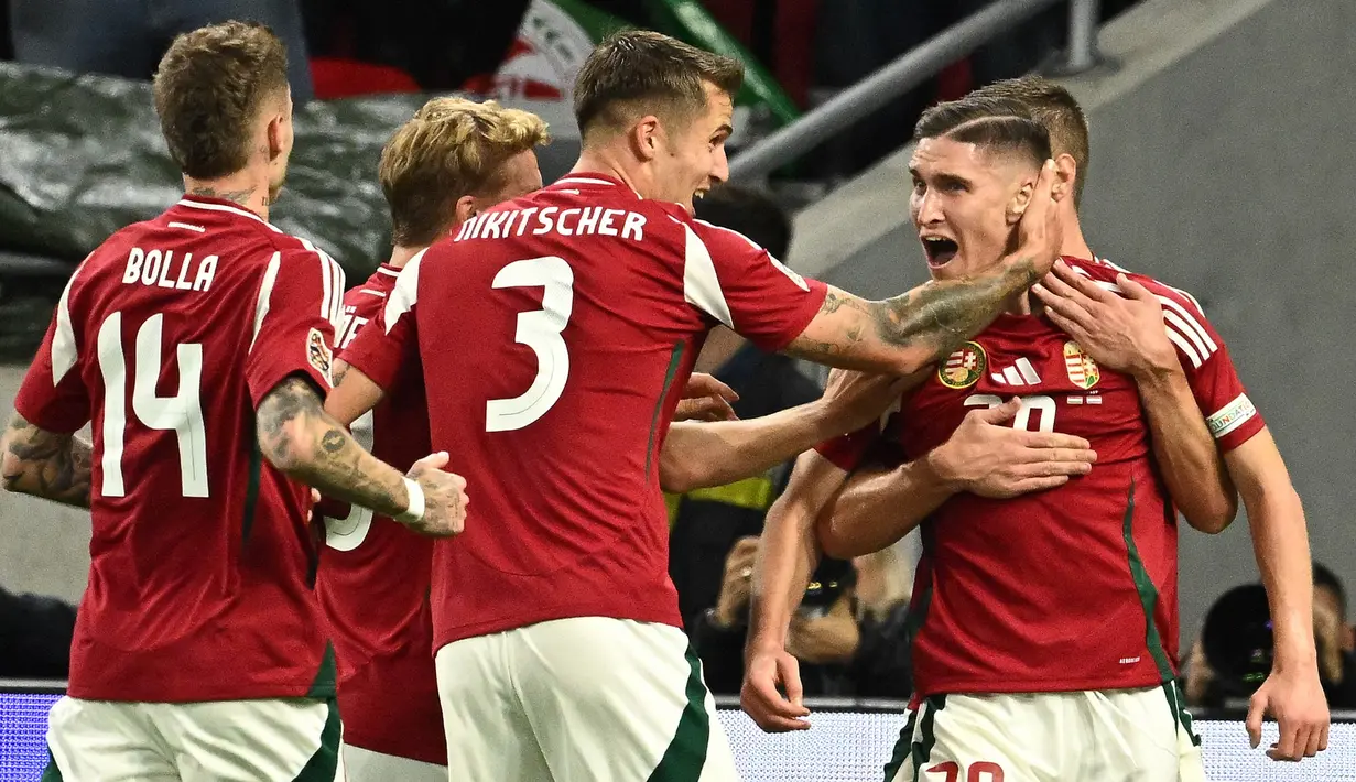 Tuan rumah Hungaria unggul lebih dulu pada menit ke-32 lewat gol Roland Sallai (kanan). (Attila KISBENEDEK/AFP)