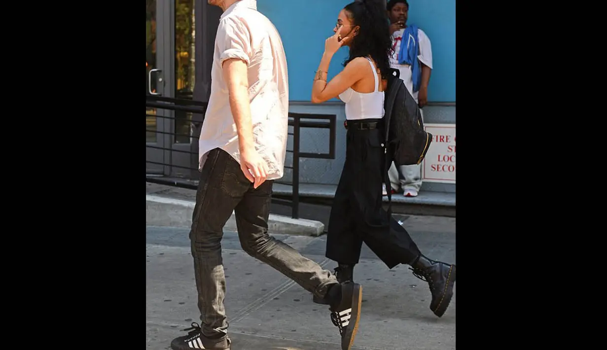 Menurut Dailymail, Rabu (3/9/14) Robert Pattinson telah tinggal selama lebih kurang sebulan dengan Barnett di hotel Bowery, New York. (Dailymail)