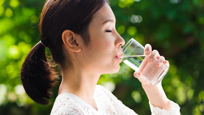 Rutin Minum Air Putih (TinnaPong/Shutterstock)