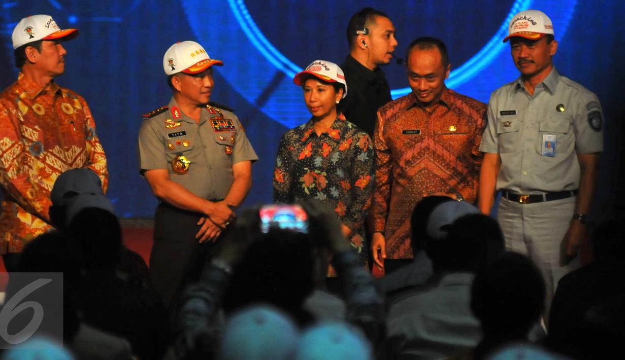 Kapolri Jenderal Pol Tito Karnavian bersama Menteri BUMN Rini Soemarno (tengah) dan Menpan-RB Asman Abnur (kiri) saat peresmian 3 aplikasi online, yaitu e-Samsat, e-Tilang dan SIM Baru Online di Jakarta, Jumat (16/12). (Liputan6.com/Angga Yuniar)