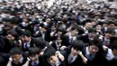 Ribuan mahasiswa Jepang berteriak dan mengangkat tangan untuk meningkatkan semangat mereka sebelum mengikuti acara bursa kerja di sebuah teater terbuka di Tokyo (25/2). (REUTERS/Issei Kato)