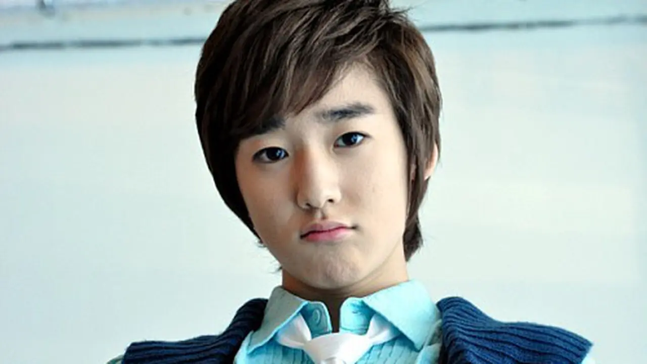 Dianggap Vulgar, Kevin UKISS Minta Maaf Pada Penggemar
