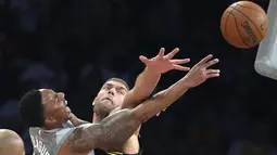 Pebasket LA Lakers, Brook Lopez, berebut bola dengan pebasket Minnesota Timberwolves, Jeff Teague, pada laga NBA di di Staples Center, Sabtu (7/4/2018). Timberwolves menang 113-96 atas LA Lakers. (AP/Reed Saxon)