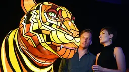Seniman Lucy Keeler (kanan) dan Nicholas Tory berdiri disamping instalasi harimau Sumatera saat peluncuran Vivid Sydney, Australia (17/3). Instalasi harimau Sumatera ini merupakan karya seniman Australia Lucy Keeler dan Nicholas Tory. (AFP/William West)