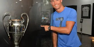 Paras tampan, karier nya cemerlang dan bergelimang harta kekayaan, membuat atlet pesepak bola Cristiano Ronaldo begitu dikagumi oleh wanita-wanita diseluruh belahan dunia. (AFP/Bintang.com)
