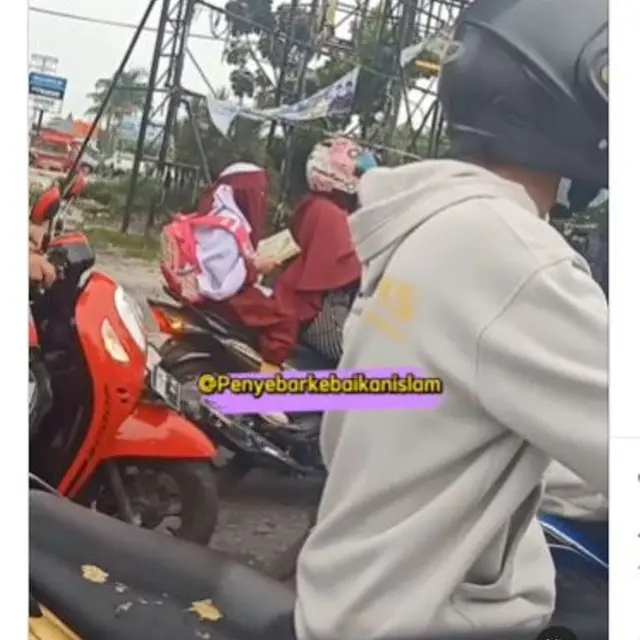 Anak SD Fokus Baca Alquran Saat Dibonceng Motor, Warganet Merasa Insecure