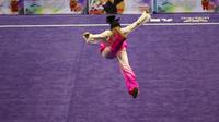 Atlet Wushu Indonesia, Lindswell Kwok beraksi pada Kejuaraan Dunia Wushu 2015 di Istora, Senayan, Jakarta, Sabtu(14/11/2015). (Bola.com/Nicklas Hanoatubun)