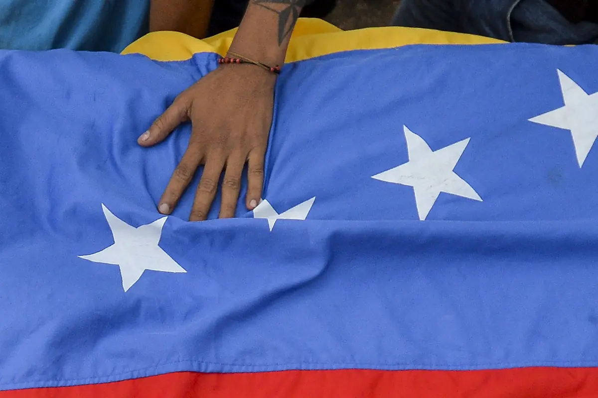 Bendera Venezuela Antar Pemakaman Remaja yang Tewas Akibat Kerusuhan
