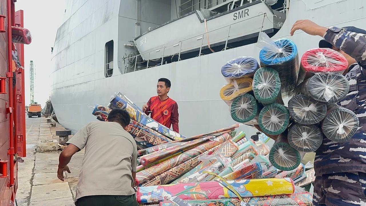 FOTO: KRI Semarang Angkut Bantuan untuk Korban Bencana di Sumatera