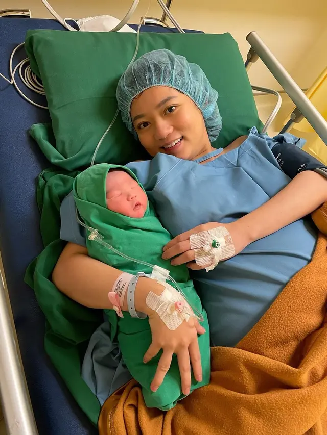 Stella Cornelia Melahirkan Anak Pertama