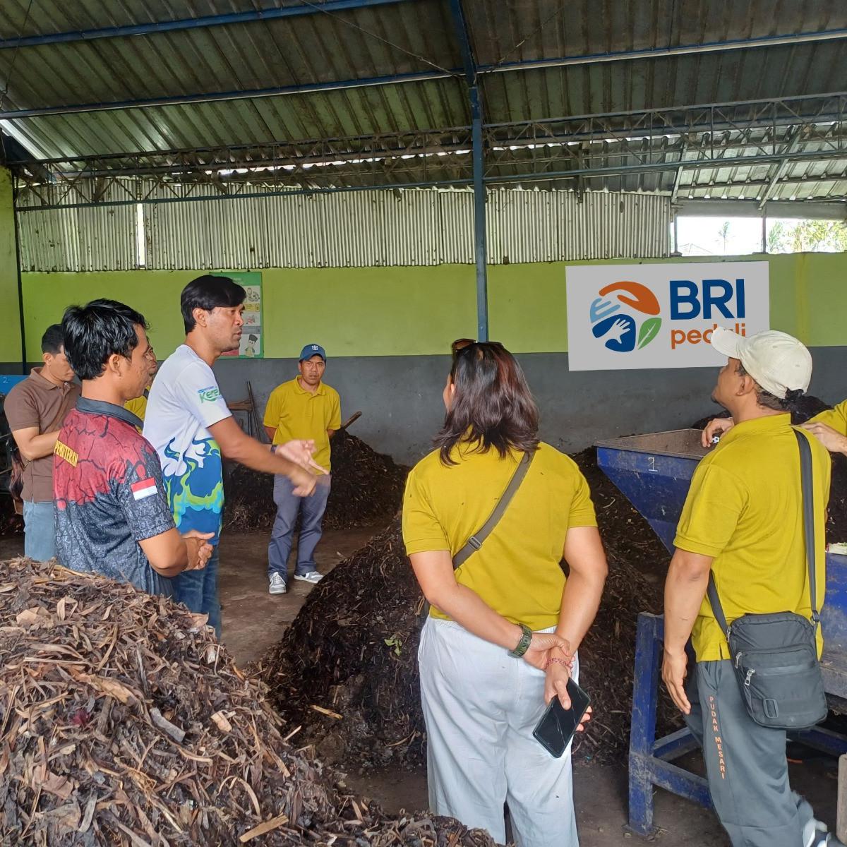 pelatihan ini tidak hanya bertujuan untuk meningkatkan kualitas pupuk, tetapi juga membuka peluang penguatan ekonomi melalui peningkatan nilai jual produk kompos.