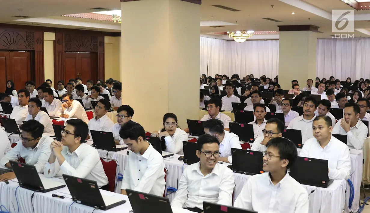 Suasana jelang tes Seleksi Kompetensi Dasar (SKD) calon pegawai negeri sipil (CPNS) di Gedung Wali Kota Jakarta Selatan, Jumat (26/10). Tes SKD CPNS dilakukan di 269 titik lokasi tes di 34 provinsi di Indonesia. (Liputan6.com/Immanuel Antonius)
