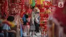 Jelang perayaan Imlek, kawasan Perniagaan Glodok mulai dipadati warga keturunan Tionghoa yang mencari perlengkapan Imlek. (Liputan6.com/Angga Yuniar)