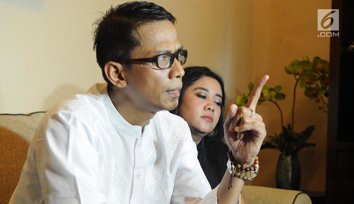 Ayah artis VA, Doddy Sudrajat menggelar jumpa pers di kawasan Buncit, Jakarta, Jumat (25/1). Doddy mengklarifikasi pernyataan artis VA yang mengaku tidak didukung oleh keluarga dalam kasus prostitusi online yang menjeratnya. (Liputan6.com/Herman Zakharia)