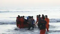 Tim SAR gabungan mengevakuasi pelajar SMP yang tewas tenggelam di kawasan Pantai Jakat, Kecamatan Teluk Segara, Kota Bengkulu. (Liputan6.com/Yuliardi Hardjo Putra)