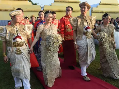 Pasangan pengantin asal Tiongkok mengikuti upacara pernikahan massal di Kolombo, Sri Lanka (17/12). Acara nikah massal yang digelar di Sri Lanka ini diikuti oleh 50 pasang asal Tiongkok. (AFP Photo/Ishara S. Kodikara)