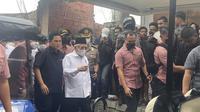 Menteri BUMN Erick Thohir terjun langsung memantau situasi lokasi kebakaran Depo Pertamina Plumpang, Jakarta Utara. Erick tiba mendampingi Wakil Presiden Ma’ruf Amin dengan mobil buggy yang bergerak dari Posko Koramil Koja (Liputan6.com/Muhammad Radityo Priyasmoro)