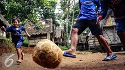 Sejumlah anak Suku Baduy bermain sepak bola di pekarangan rumah Kampung Kadung Jangkung, Kabupaten Lebak, Banten (11/5). Meski mendapat larangan dari Puun mereka tetap bermain dengan kaos sepak bola kesebelasan luar negeri. (Liputan6.com/Fery Pradolo)