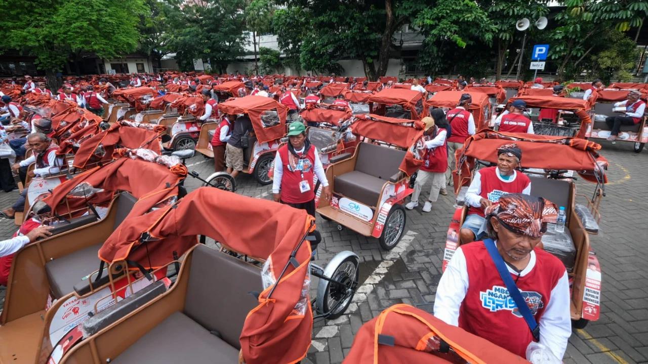 Utusan Prabowo Serahkan 200 Becak Listrik ke Pengayuh Lansia di Solo, Harga Satu Unit Rp22 Juta