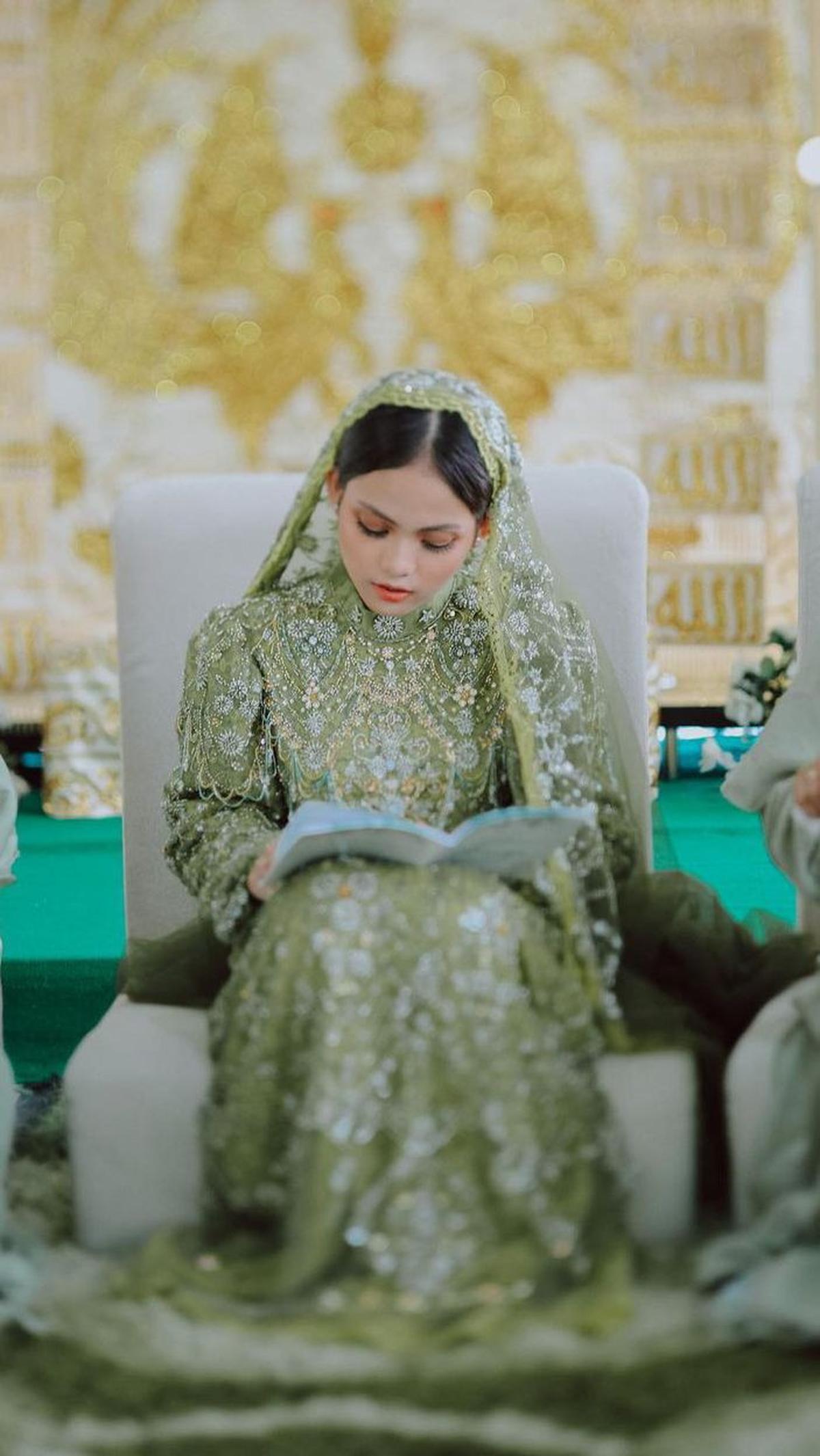 Putri juga ikut mengaji setelah doa pembukaan dibacakan. Perempuan berusia 20 tahum ini terlihat sudah siap menyambut pernikahannya yang tinggal menghitung hari.