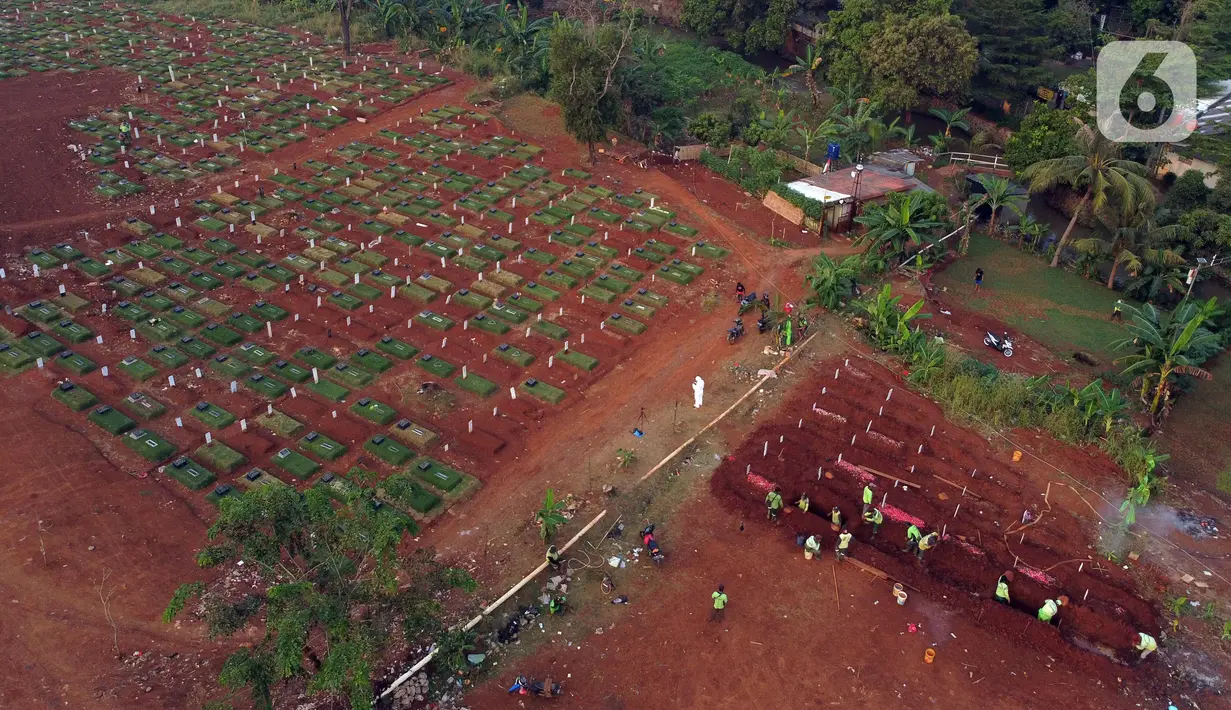 Foto udara lokasi pemakaman pasien terinfeksi COVID-19 di TPU Pondok Ranggon, Jakarta, Senin (10/8/2020). Berdasar data di web corona.jakarta.go.id, Senin (10/8), kasus positif Covid-19 di Jakarta 26.193 orang, 16.446 dinyatakan sembuh dan 940 meninggal dunia. (Liputan6.com/Helmi Fithriansyah)