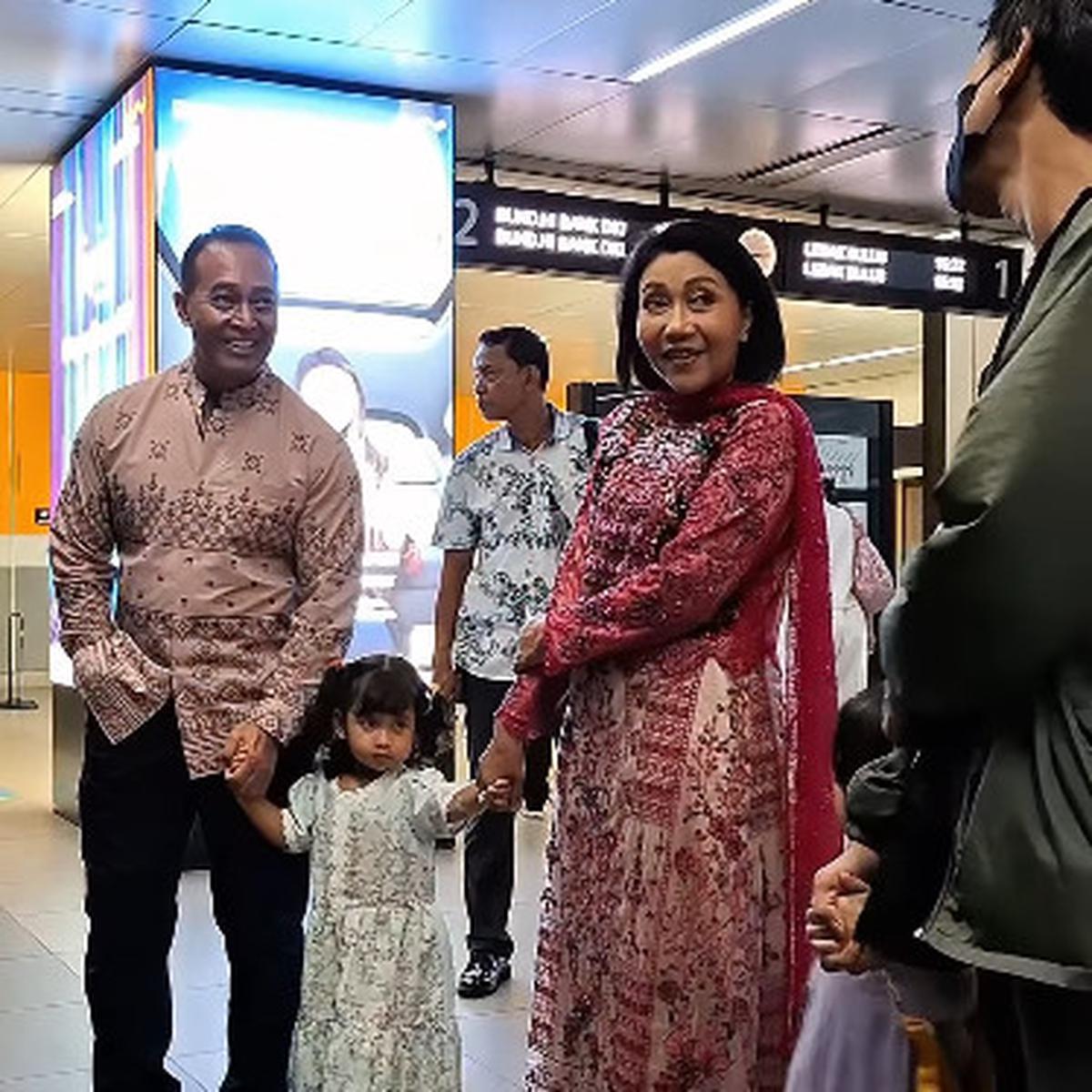 Mantan Panglima TNI Ajak Jalan-Jalan Cucu Naik MRT