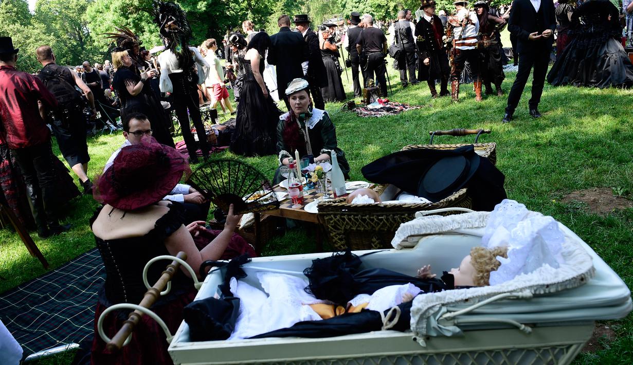 Sejumlah peserta berkumpul untuk mengikuti Victorian Picnic selama festival Wave Gotik Treffen (WGT) di Leipzig, Jerman (6/2). Dalam festival ini ribuan penggemar Gotik dari penjuru dunia berkumpul di kota Leipzig Jerman. (AFP Photo/Tobias Schwarz)