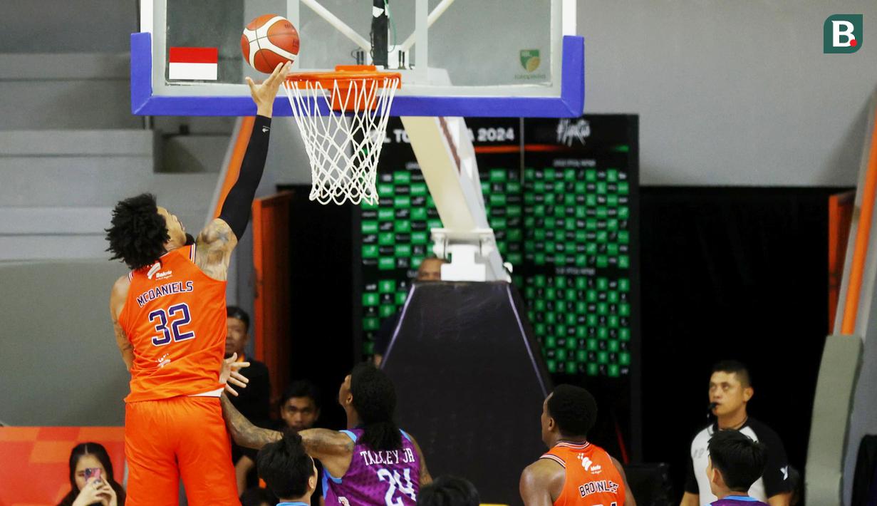 Pemain Pelita Jaya Jakarta, Kevin Ornell Daniels, saat melawan Amartha Hangtuah Jakarta pada laga lanjutan Indonesia Basketball League (IBL) 2024 di Gor Soemantri Brodjonegoro, Kuningan, Jakarta, Sabtu (18/5/2024). Pelita Jaya memetik kemenangan 93-84. (Bola.com/M Iqbal Ichsan)