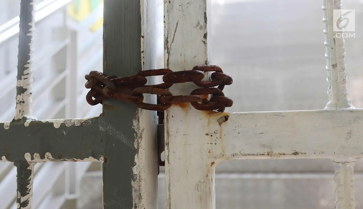 Pagar pintu Halte CSW yang digembok di Kebayoran Baru, Jakarta, Selasa (10/4). Tingginya jembatan menuju halte CSW di koridor 13 menuai kritikan karena dianggap kurang ramah bagi lansia, ibu hamil dan disabilitas. (Liputan6.com/Immanuel Antonius)