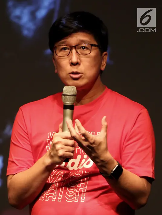 CEO Vidio Sutanto Hartono memberi sambutan saat peluncuran Vidio Original Series di Jakarta, Jumat (22/3). Peluncuran Vidio Original Series berjudul Girls In The City bertujuan untuk mengajak kaum melenial cerdas dalam menggunakan media sosial. (Liputan6.com/JohanTallo)