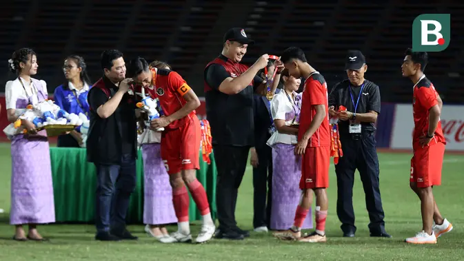 <p>Pemain Timnas Indonesia U-22, Rizki Ridho (empat dari kiri) dan Marselino Ferdinan (tiga dari kanan) saat menerima medali emas setelah memenangkan laga final sepak bola SEA Games 2023 melawan Thailand di Olympic Stadium, Phnom Penh, Kamboja, Selasa (16/05/2023). (Bola.com/Abdul Aziz)</p>