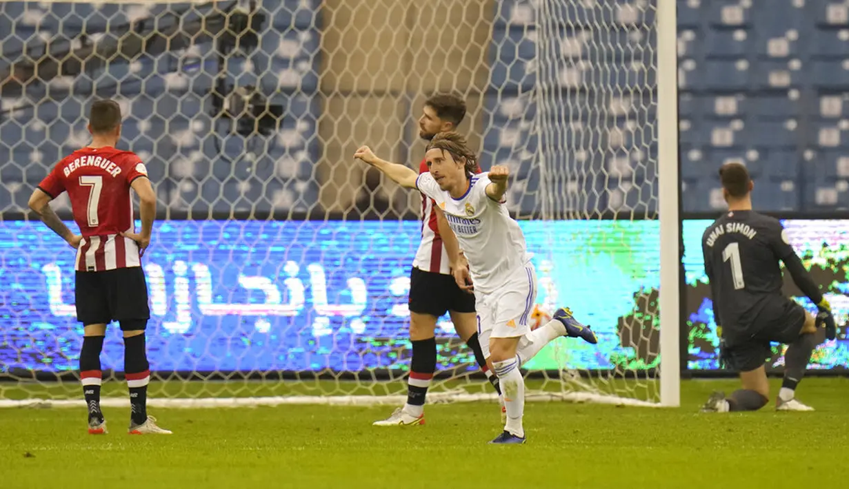 Pemain Real Madrid Luka Modric melakukan selebrasi usai mencetak gol ke gawang Athletic Bilbao pada pertandingan sepak bola final Piala Super Spanyol di Stadion King Fahd, Riyadh, Arab Saudi, 16 Januari 2022. Real Madrid menang 2-0. (AP Photo/Hassan Ammar)