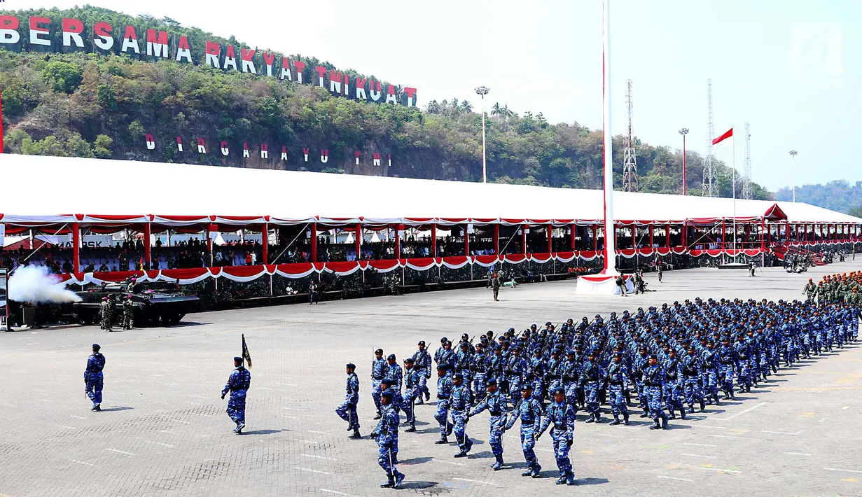 Prajurit TNI berbaris saat melakukan gladi resik HUT TNI ke-72 di Cilegon, Banten, Selasa (3/10). Gladi resik tersebut untuk memperingati HUT TNI ke-72 yang dilaksanakan tanggal 5 Oktober. (Liputan6.com/Angga Yuniar)