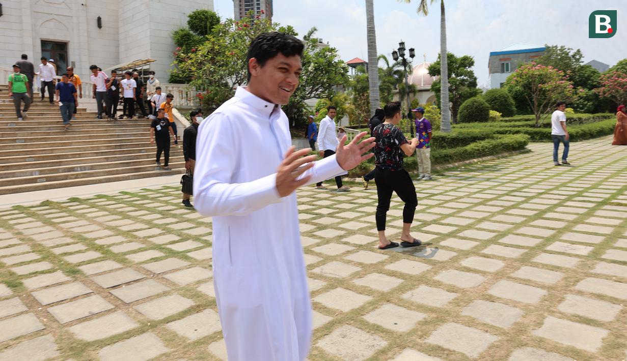 Pemain Timnas Indonesia U-22, Muhammad Adisatryo berjalan meninggalkan Masjid Al Serkal, Phnom Penh, Kamboja, Jumat (5/5/2023) usai melaksanakan ibadah Salat Jumat di sela-sela SEA Games 2023 Kamboja. (Bola.com/Abdul Aziz)