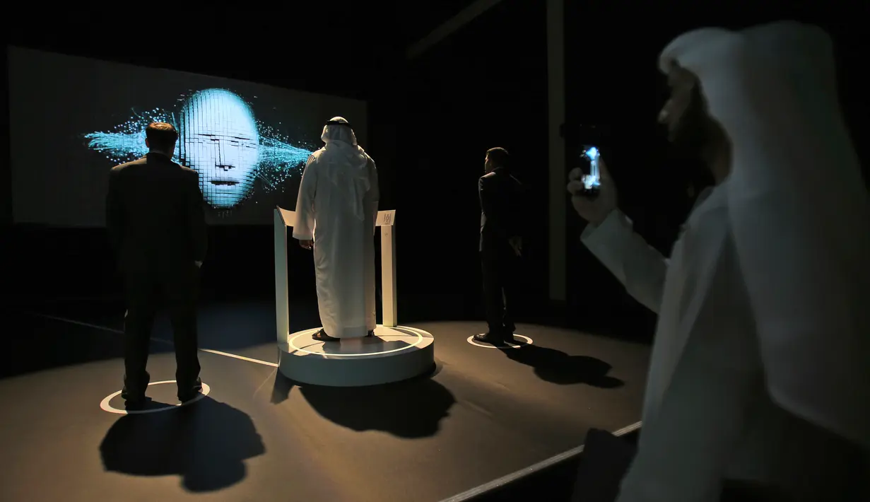 Seorang pria mencoba simulasi di Museum Masa Depan di World Government Summit di Dubai, Uni Emirat Arab (12/2). Museum ini menyediakan laboratorium inovasi dan ruang pamer berbagai bidang. (AP Photo / Kamran Jebreili)
