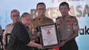 Jaya Suprana memberikan piagam Rekor MURI kepada Kapolda Metro Jaya Irjen Pol Idham Aziz dan Gubernur DKI Jakarta Anies Baswedan saat peresmian Samsat Digital di Jakarta, Senin (26/3). (Merdeka.com/Iqbal Nugroho)