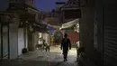 Seorang pria berjalan di malam hari di Kota Tua Yerusalem beberapa hari setelah gencatan senjata tercapai dalam perang 11 hari antara penguasa Hamas di Gaza dan Israel, Sabtu (29/5/2021).  (AP Photo/Felipe Dana)
