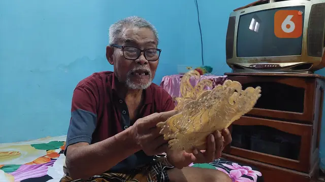 Rajuli peran Omprog atau mahkota penari Gandrung di Banyuwangi menjelaskan makna dan filosofi yang tergkandung di dalam omprog (Hermawan Arifianto/Liputan6.com)