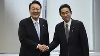 Presiden Korea Selatan Yoon Suk Yeol dan Perdana Menteri Jepang Fumio Kishida. (AP)