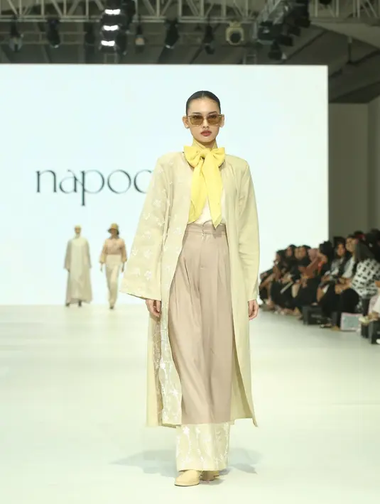 Seperti itulah naPocut mengungkapkan diri, layaknya anak ayam yang berani mengetuk cangkang telur agar bisa menuju fase kehidupan yang baru. Fase itu akhirnya yang membawa naPocut lebih percaya diri, sampai akhirnya bisa berkembang dalam dunia modest fashion.  [Fimela/Adrian Utama P]