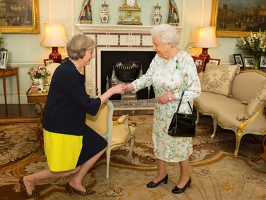 Ratu Elizabeth menyambut PM Inggris yang baru Theresa May di Istana Buckingham, London, (13/7). Theresa May menggantikan David Cameron yang mengundurkan diri setelah Inggris keluar dari Uni Eropa. (REUTERS/Dominic Lipinski/Pool)