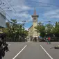 Polisi berjaga di luar gereja setelah ledakan di Makassar (28/3/2021). Ledakan diduga bom terjadi di depan Gereja Katedral Makassar, Sulawesi Selatan pada Minggu (28/3/2021). (AFP/Indra Abriyanto)