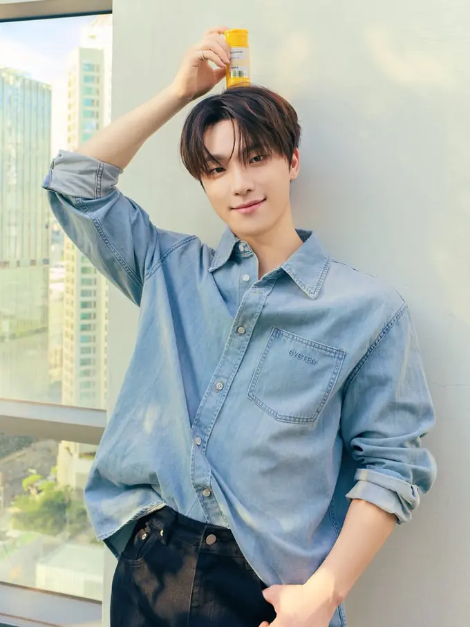 Azarine gandeng Dino Seventeen menjadi brand ambassador. [@feat.dino]