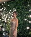 Anya Geraldine hadir sebagai tamu undangan dengan gaun malam sparkling. Gaun strapless itu memiliki detail sequin bergaris dengan ekor panjang. Gaun ini dipadukan dengan kalung coker dan Jodie Bag dari Bottega Veneta. [instagram/anyageraldine]