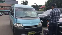 Sopir angkot menabrak pengemudi ojek online (Liputan6.com/ Pramita Tristiawati)