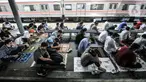 Kereta commuter line melintas dekat jemaah yang tengah salat Jumat di Stasiun Kampung Bandan, Jakarta, Jumat (7/5/2021). Jemaah Masjid Al-Hidayah salat Jumat di Stasiun Kampung Bandan karena keterbatasan lahan, terlebih jumlah meningkat di saat Ramadan. (merdeka.com/Iqbal S. Nugroho)