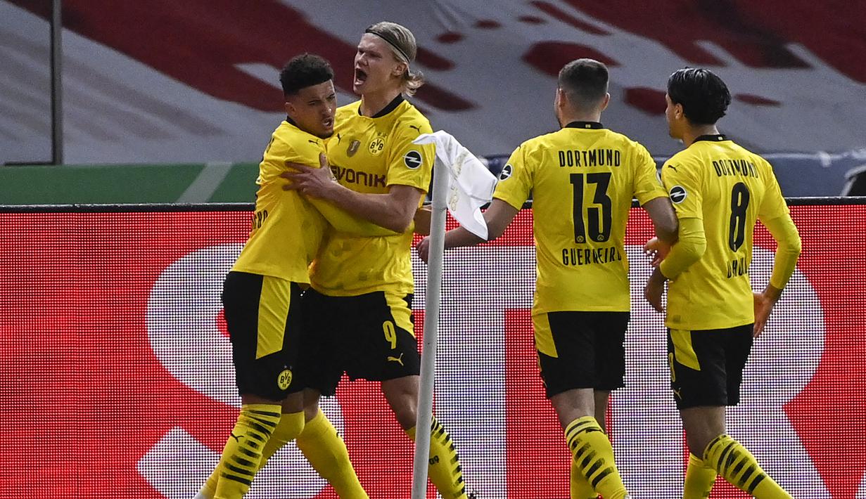 Para pemain Borussia Dortmund merayakan gol pertama ke gawang RB Leipzig yang dicetak gelandang Jadon Sancho (kiri) dalam laga final DFB Pokal 2020/2021 di Olympiastadion, Berlin, Kamis (13/5/2021). Dortmund menang 4-1 atas Leipzig dan menjadi juara. (AFP/John MacDougall/Pool)