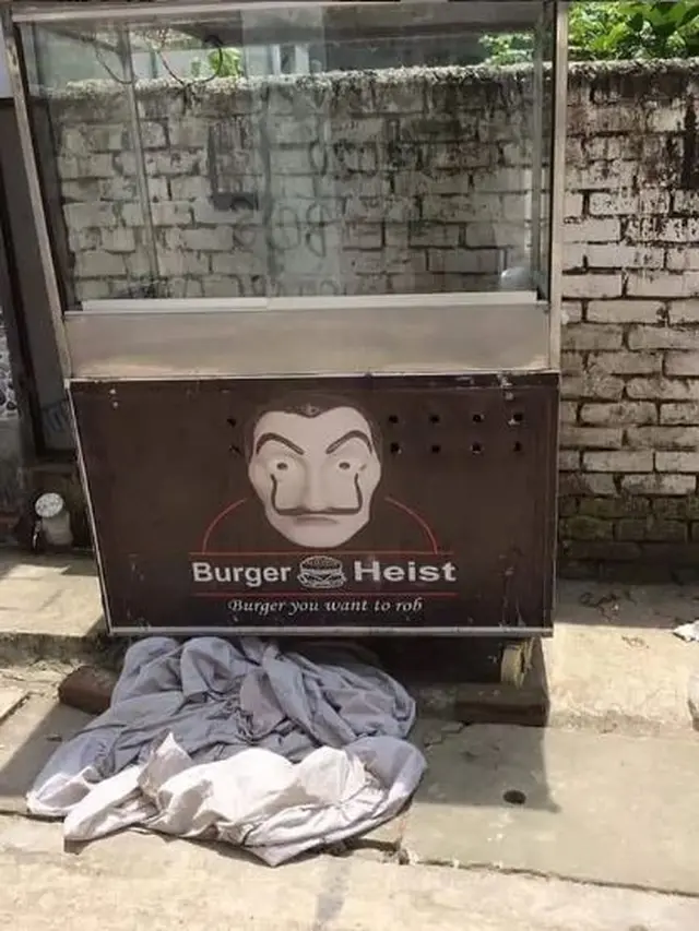 6 Cara Promosi Jualan Burger Ini Nyeleneh Banget, Kocak