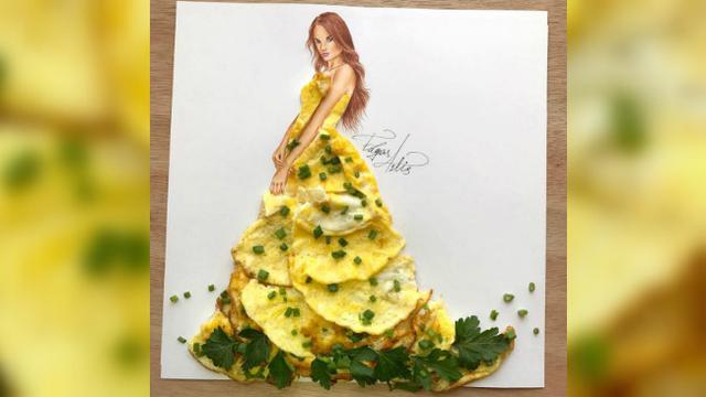 Seorang perancang busana memberi sentuhan kreatif dengan menambahkan makanan-makanan tertentu pada sketsa baju yang dibuatnya.