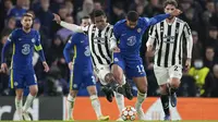 Gelandang Chelsea Ruben Loftus-Cheek berebut bola dengan bek Juventus Alex Sandro pada matchday kelima Grup H Liga Champions di Stamford Bridge, Rabu (24/11/2021) dini hari WIB. Juara bertahan Chelsea mengamankan tiket ke 16 besar usai menghajar Juventus. (AP Photo/Matt Dunham)